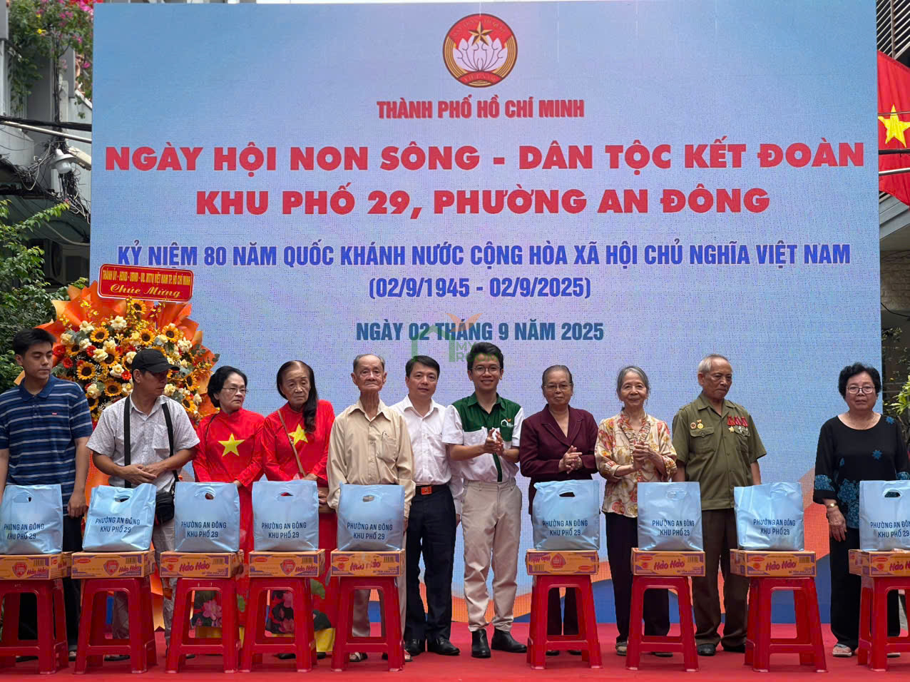 MyRoom trao quà cho những hoàn cảnh khó khăn tại ngày hội “Non sông – Dân tộc kết đoàn”
